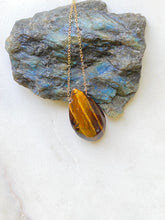 Load image into Gallery viewer, Tiger&#39;s Eye Goldfilled Necklace. Side view.