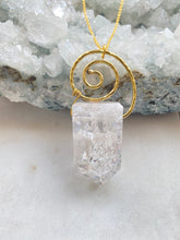 Load image into Gallery viewer, Quartz (Rainbow) Gold Necklace